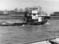 94885 Afbeelding van een sleepboot op het Amsterdam-Rijnkanaal te Maarssen uit het noordwesten; met op de achtergrond ...
